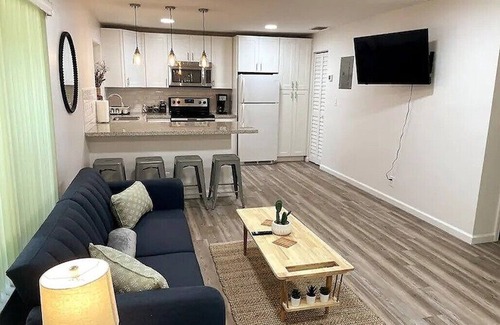 Riverside Park House | Modern Updated Unit| 2 BDRMS| Central Location