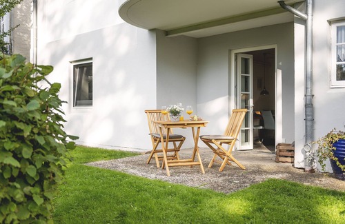 Gluecksburg Apartment | Modern vacation apartment directly on the Schloßsee, with its own terrace