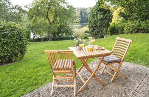Gluecksburg Apartment | Modern vacation apartment directly on the Schloßsee, with its own terrace