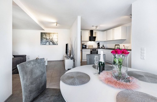 Hilzingen Apartment | Modern Vacation Apartment "Schmuckstückchen" with Mountain View & Wi-Fi