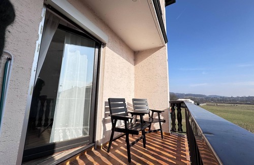 Furth im Wald Apartment | Modern vacation home with balcony and bathtub (81 sqm)