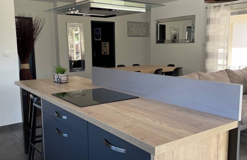 Ayguemorte-les-Graves Villa | Modern villa with spacious jacuzzi, heated pool, 10 min from Bordeaux ring road
