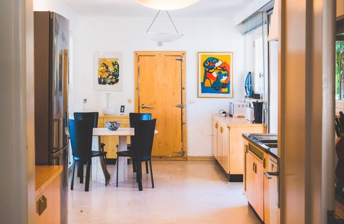 Tourrettes-sur-Loup Villa | Modern villa in park swimming pool and floodlit tennis court