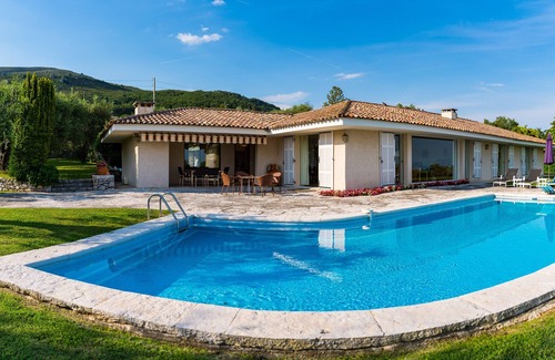 Tourrettes-sur-Loup Villa | Modern villa in park swimming pool and floodlit tennis court