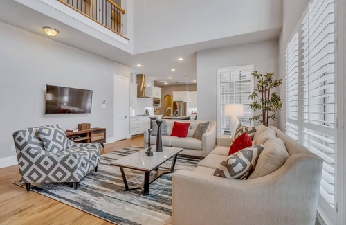 Flower Mound Villa | Modern Villa <10 mins DFW Airport. Walk to Restaurants. Pet-Friendly.