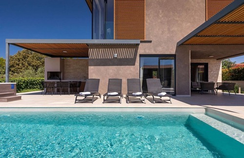 Kadumi Villa | Modern villa Albona with pool and jacuzzi in Porec