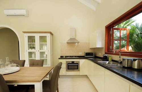 Salina House | Modern villa near the beach of Mambo with private pool