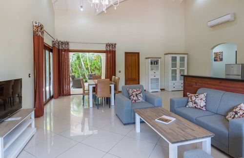 Salina House | Modern villa near the beach of Mambo with private pool