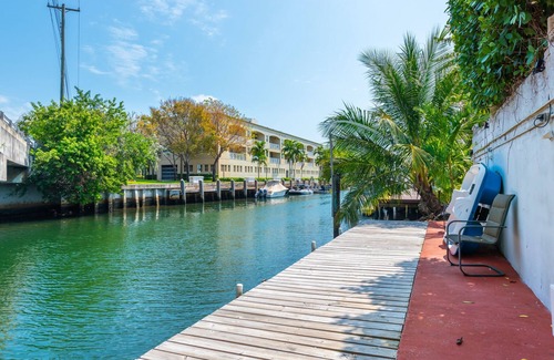 Miami Shores Villa | Modern Villa Perla - Private pool w access to the bay!