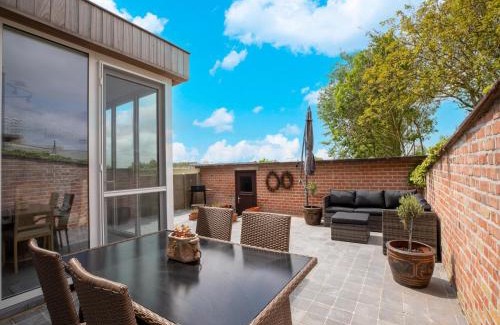 Westende Villa | Modern Villa w Private Yard, cleaning included