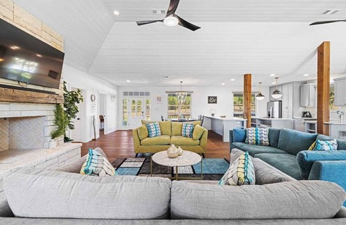 Leander House | Modern Villa w/Views+Pool on 35 acre private ranch