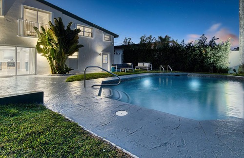 Lauderdale Isles Villa | Modern Villa with Heated pool | 6 Bedroom | Waterfront & Dock!