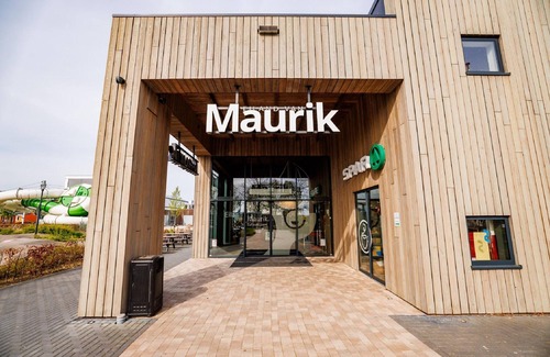 Maurik House | Modern villa with a nice terrace, at the marina
