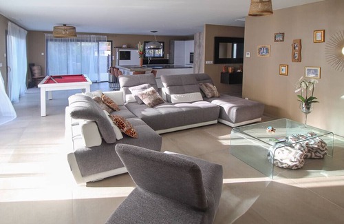 Saint-Siffret Villa | Modern villa with A/C, pool, table tennis, boules jacuzzi, near Uzès