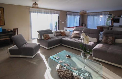 Saint-Siffret Villa | Modern villa with A/C, pool, table tennis, boules jacuzzi, near Uzès