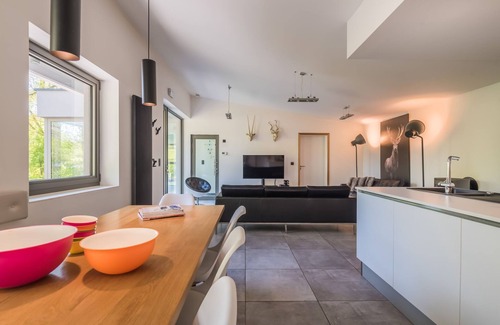 Noiseux House | Modern villa with indoor swimming pool