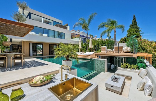 Nueva Andalucia Villa | Modern Villa with Stunning Sea and Mountain View
