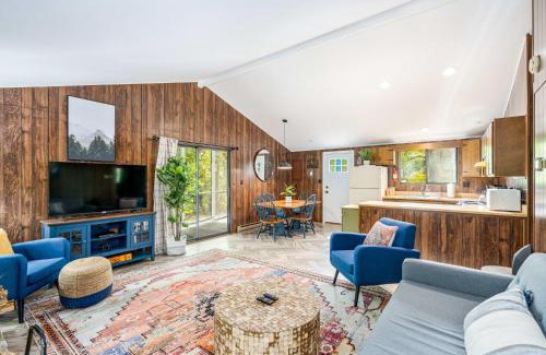 Sleepy Hollow House | Modern w Fire Pit Deck, Grill & Hot Tub