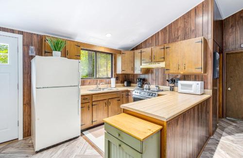 Sleepy Hollow House | Modern w Fire Pit Deck, Grill & Hot Tub