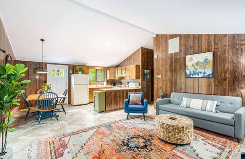Sleepy Hollow Cabin | Modern w/Fire Pit, Deck, Grill & Hot Tub