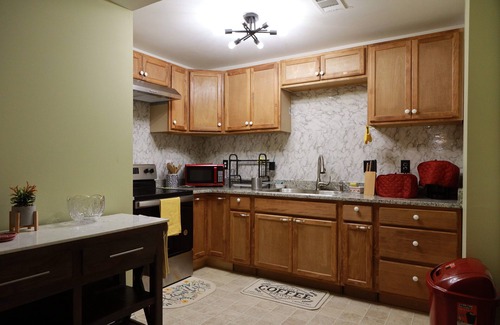 Covington House | Modern w/firepit, super close to great hiking trails and a beautiful lake .