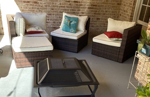 Covington House | Modern w/firepit, super close to great hiking trails and a beautiful lake .