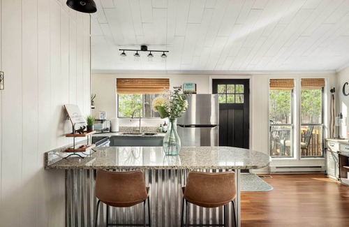 The Woods Cabin | Modern w/Hot Tub, Sauna, WiFi, Fire Pit, Grill/Deck