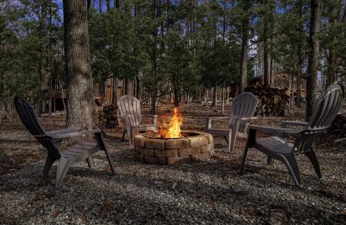 The Woods House | Modern w Hot Tub, Sauna, WiFi, Fire Pit, Grill, Deck