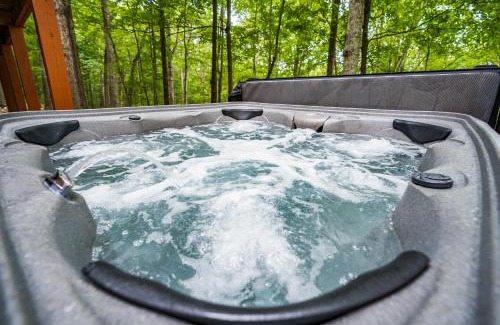 The Woods House | Modern w Hot Tub, Sauna, WiFi, Fire Pit, Grill, Deck
