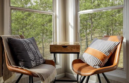 The Woods House | Modern w Hot Tub, Sauna, WiFi, Fire Pit, Grill, Deck