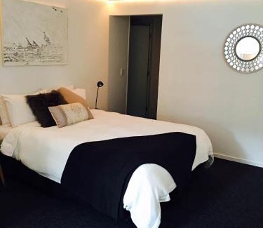 Leamington Apartment | Modern Wall
