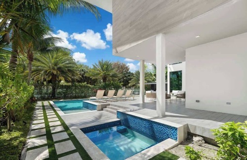 Aventura House | Modern Waterfront mansion