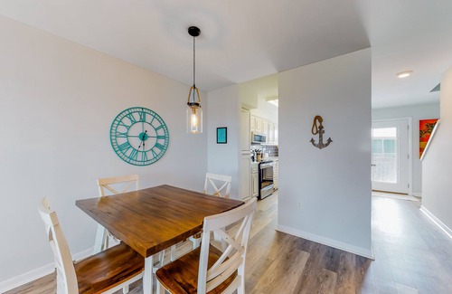 Gulf Shores Condo | Modern waterfront condo with balcony & outdoor pool - beach across the street