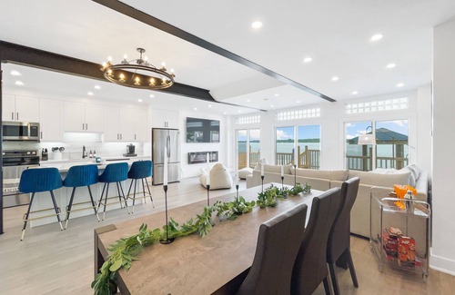 Scugog Cottage | Modern Waterfront Luxury Lakehouse - 60 Min GTA