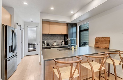 People's Freeway House | Modern West Townhome: 3BR/3.5BA. 2 King Suites + Queen Suite Downstairs
