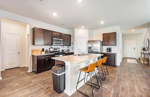San Antonio House | Modern Western 5BR Retreat! Lackland BMT SeaWorld Riverwalk Alamo