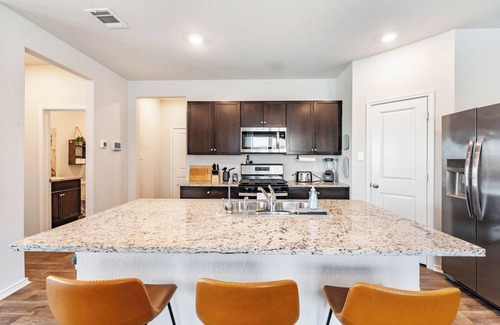San Antonio House | Modern Western 5BR Retreat! Lackland BMT SeaWorld Riverwalk Alamo