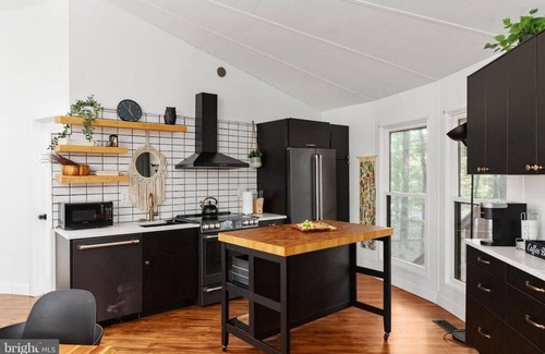 The Woods Cabin | Modern Wooded Oasis w Hot Tub, WiFi, Grill, & Dome