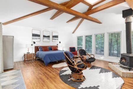 The Woods House | Modern Wooded Oasis w Hot Tub, WiFi, Grill, & Dome