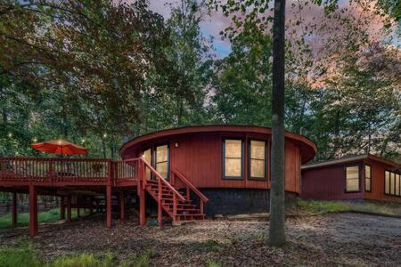 The Woods House | Modern Wooded Oasis w Hot Tub, WiFi, Grill, & Dome