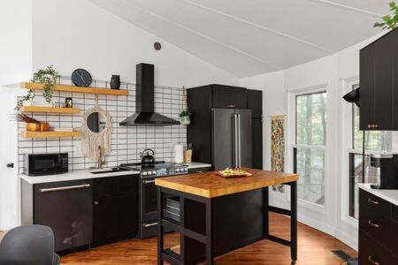 The Woods House | Modern Wooded Oasis w Hot Tub, WiFi, Grill, & Dome