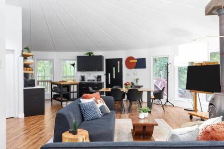 The Woods House | Modern Wooded Oasis w Hot Tub, WiFi, Grill, & Dome