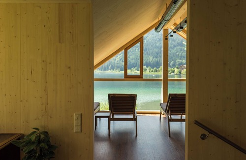 Gatschach Ski Chalet | Modern wooden chalet directly on Lake Weissensee in Carinthia incl. beach and SEE-Spa!