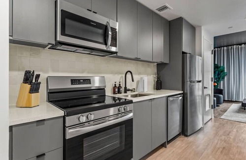 Historic Ybor Apartment | Modern Ybor 2BD | Free Parking | Mins to DT!