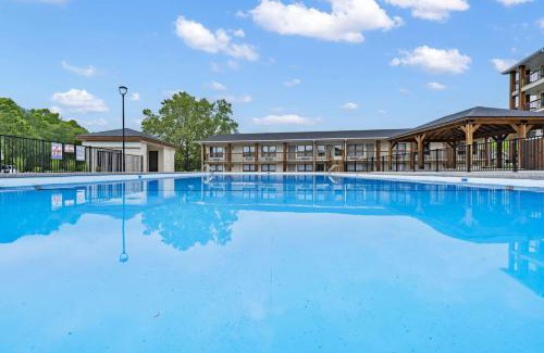 Downtown Branson House | Modern Yote Condo at Roark Creek