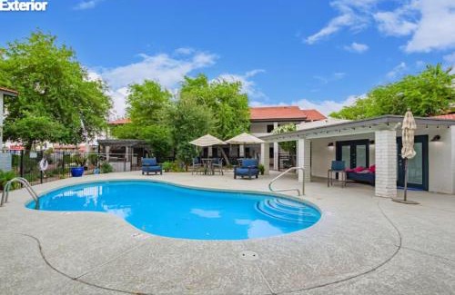Devonshire Estates Apartment | Modern2brapartmentkingbedpoolwifiwdac