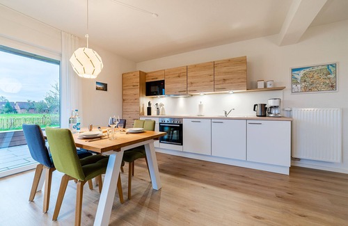Greetsiel Apartment | Moderne Ferienwohnung "köken" mit Blick auf die Greetsieler Zwillingsmühlen