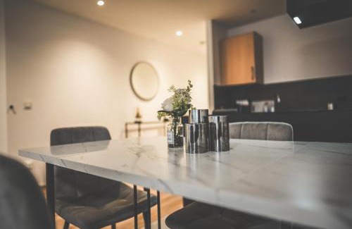 Sinsheim Apartment | Moderne Ferienwohnung mit Kochinsel in Sinsheim Zentral ruhig und Netflix - Erstbezug WeHome Komfort