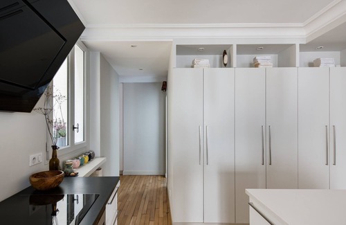 Quartier de l'Ecole-Militaire Apartment | Moderne Flat in Historic Architecture Building