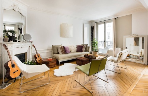 Quartier de l'Ecole-Militaire Apartment | Moderne Flat in Historic Architecture Building